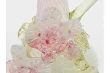 西洋アンティーク　ヴァセリンガラス　ウラン　繊細で華やかな装飾が目を惹く花瓶(花器、花入、フラワーベース、ワセリンガラス、木箱付き)(R061964)