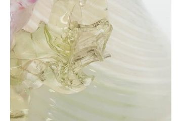 西洋アンティーク　ヴァセリンガラス　ウラン　繊細で華やかな装飾が目を惹く花瓶(花器、花入、フラワーベース、ワセリンガラス、木箱付き)(R061964)