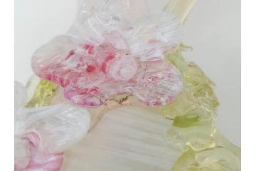 西洋アンティーク　ヴァセリンガラス　ウラン　繊細で華やかな装飾が目を惹く花瓶(花器、花入、フラワーベース、ワセリンガラス、木箱付き)(R061964)