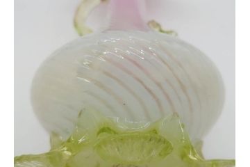 西洋アンティーク　ヴァセリンガラス　ウラン　繊細で華やかな装飾が目を惹く花瓶(花器、花入、フラワーベース、ワセリンガラス、木箱付き)(R061964)