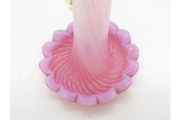 西洋アンティーク　ヴァセリンガラス　ウラン　繊細で華やかな装飾が目を惹く花瓶(花器、花入、フラワーベース、ワセリンガラス、木箱付き)(R061964)