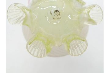 西洋アンティーク　ヴァセリンガラス　ウラン　繊細で華やかな装飾が目を惹く花瓶(花器、花入、フラワーベース、ワセリンガラス、木箱付き)(R061964)