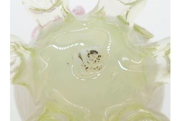 西洋アンティーク　ヴァセリンガラス　ウラン　繊細で華やかな装飾が目を惹く花瓶(花器、花入、フラワーベース、ワセリンガラス、木箱付き)(R061964)