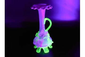 西洋アンティーク　ヴァセリンガラス　ウラン　繊細で華やかな装飾が目を惹く花瓶(花器、花入、フラワーベース、ワセリンガラス、木箱付き)(R061964)