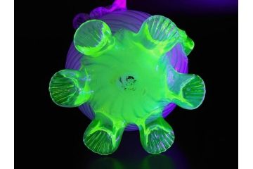 西洋アンティーク　ヴァセリンガラス　ウラン　繊細で華やかな装飾が目を惹く花瓶(花器、花入、フラワーベース、ワセリンガラス、木箱付き)(R061964)