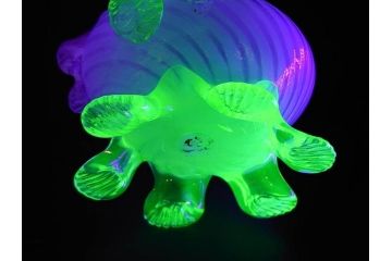西洋アンティーク　ヴァセリンガラス　ウラン　繊細で華やかな装飾が目を惹く花瓶(花器、花入、フラワーベース、ワセリンガラス、木箱付き)(R061964)