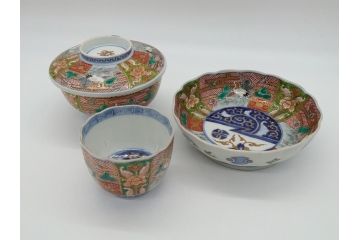 明治期　伊万里　色絵　金襴手　角冨　松鶴図　色彩鮮やかな吉祥図が目を引く蓋付き4寸(約12cm)碗&5寸(約15cm)深皿&3寸(約9cm)湯呑み3点セット(四寸、五寸、三寸、角富、向付、蕎麦猪口、和食器、和皿)(R-061968)