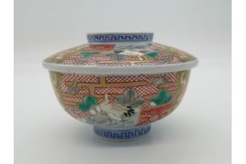 明治期　伊万里　色絵　金襴手　角冨　松鶴図　色彩鮮やかな吉祥図が目を引く蓋付き4寸(約12cm)碗&5寸(約15cm)深皿&3寸(約9cm)湯呑み3点セット(四寸、五寸、三寸、角富、向付、蕎麦猪口、和食器、和皿)(R-061968)