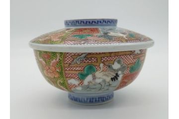 明治期　伊万里　色絵　金襴手　角冨　松鶴図　色彩鮮やかな吉祥図が目を引く蓋付き4寸(約12cm)碗&5寸(約15cm)深皿&3寸(約9cm)湯呑み3点セット(四寸、五寸、三寸、角富、向付、蕎麦猪口、和食器、和皿)(R-061968)