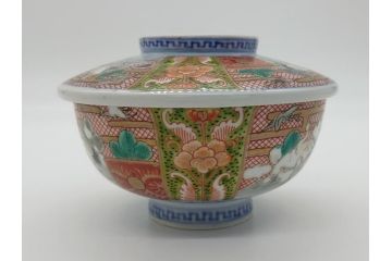 明治期　伊万里　色絵　金襴手　角冨　松鶴図　色彩鮮やかな吉祥図が目を引く蓋付き4寸(約12cm)碗&5寸(約15cm)深皿&3寸(約9cm)湯呑み3点セット(四寸、五寸、三寸、角富、向付、蕎麦猪口、和食器、和皿)(R-061968)