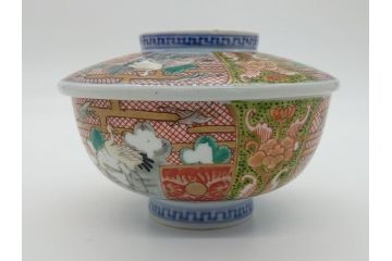 明治期　伊万里　色絵　金襴手　角冨　松鶴図　色彩鮮やかな吉祥図が目を引く蓋付き4寸(約12cm)碗&5寸(約15cm)深皿&3寸(約9cm)湯呑み3点セット(四寸、五寸、三寸、角富、向付、蕎麦猪口、和食器、和皿)(R-061968)
