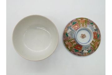 明治期　伊万里　色絵　金襴手　角冨　松鶴図　色彩鮮やかな吉祥図が目を引く蓋付き4寸(約12cm)碗&5寸(約15cm)深皿&3寸(約9cm)湯呑み3点セット(四寸、五寸、三寸、角富、向付、蕎麦猪口、和食器、和皿)(R-061968)