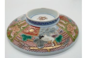 明治期　伊万里　色絵　金襴手　角冨　松鶴図　色彩鮮やかな吉祥図が目を引く蓋付き4寸(約12cm)碗&5寸(約15cm)深皿&3寸(約9cm)湯呑み3点セット(四寸、五寸、三寸、角富、向付、蕎麦猪口、和食器、和皿)(R-061968)