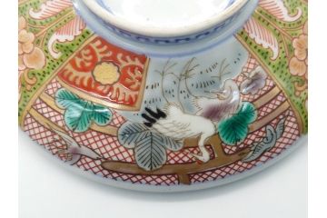 明治期　伊万里　色絵　金襴手　角冨　松鶴図　色彩鮮やかな吉祥図が目を引く蓋付き4寸(約12cm)碗&5寸(約15cm)深皿&3寸(約9cm)湯呑み3点セット(四寸、五寸、三寸、角富、向付、蕎麦猪口、和食器、和皿)(R-061968)