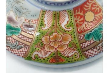 明治期　伊万里　色絵　金襴手　角冨　松鶴図　色彩鮮やかな吉祥図が目を引く蓋付き4寸(約12cm)碗&5寸(約15cm)深皿&3寸(約9cm)湯呑み3点セット(四寸、五寸、三寸、角富、向付、蕎麦猪口、和食器、和皿)(R-061968)