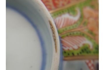 明治期　伊万里　色絵　金襴手　角冨　松鶴図　色彩鮮やかな吉祥図が目を引く蓋付き4寸(約12cm)碗&5寸(約15cm)深皿&3寸(約9cm)湯呑み3点セット(四寸、五寸、三寸、角富、向付、蕎麦猪口、和食器、和皿)(R-061968)