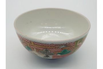 明治期　伊万里　色絵　金襴手　角冨　松鶴図　色彩鮮やかな吉祥図が目を引く蓋付き4寸(約12cm)碗&5寸(約15cm)深皿&3寸(約9cm)湯呑み3点セット(四寸、五寸、三寸、角富、向付、蕎麦猪口、和食器、和皿)(R-061968)