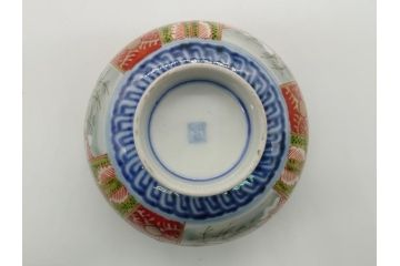 明治期　伊万里　色絵　金襴手　角冨　松鶴図　色彩鮮やかな吉祥図が目を引く蓋付き4寸(約12cm)碗&5寸(約15cm)深皿&3寸(約9cm)湯呑み3点セット(四寸、五寸、三寸、角富、向付、蕎麦猪口、和食器、和皿)(R-061968)