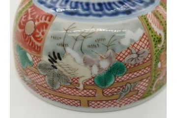 明治期　伊万里　色絵　金襴手　角冨　松鶴図　色彩鮮やかな吉祥図が目を引く蓋付き4寸(約12cm)碗&5寸(約15cm)深皿&3寸(約9cm)湯呑み3点セット(四寸、五寸、三寸、角富、向付、蕎麦猪口、和食器、和皿)(R-061968)