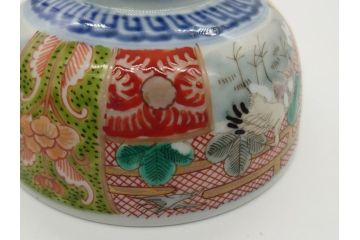 明治期　伊万里　色絵　金襴手　角冨　松鶴図　色彩鮮やかな吉祥図が目を引く蓋付き4寸(約12cm)碗&5寸(約15cm)深皿&3寸(約9cm)湯呑み3点セット(四寸、五寸、三寸、角富、向付、蕎麦猪口、和食器、和皿)(R-061968)