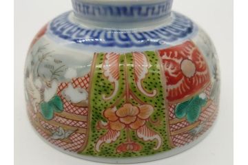 明治期　伊万里　色絵　金襴手　角冨　松鶴図　色彩鮮やかな吉祥図が目を引く蓋付き4寸(約12cm)碗&5寸(約15cm)深皿&3寸(約9cm)湯呑み3点セット(四寸、五寸、三寸、角富、向付、蕎麦猪口、和食器、和皿)(R-061968)