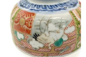 明治期　伊万里　色絵　金襴手　角冨　松鶴図　色彩鮮やかな吉祥図が目を引く蓋付き4寸(約12cm)碗&5寸(約15cm)深皿&3寸(約9cm)湯呑み3点セット(四寸、五寸、三寸、角富、向付、蕎麦猪口、和食器、和皿)(R-061968)