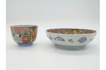 明治期　伊万里　色絵　金襴手　角冨　松鶴図　色彩鮮やかな吉祥図が目を引く蓋付き4寸(約12cm)碗&5寸(約15cm)深皿&3寸(約9cm)湯呑み3点セット(四寸、五寸、三寸、角富、向付、蕎麦猪口、和食器、和皿)(R-061968)