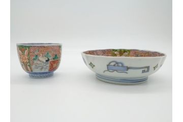 明治期　伊万里　色絵　金襴手　角冨　松鶴図　色彩鮮やかな吉祥図が目を引く蓋付き4寸(約12cm)碗&5寸(約15cm)深皿&3寸(約9cm)湯呑み3点セット(四寸、五寸、三寸、角富、向付、蕎麦猪口、和食器、和皿)(R-061968)