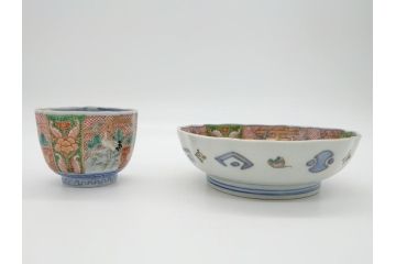 明治期　伊万里　色絵　金襴手　角冨　松鶴図　色彩鮮やかな吉祥図が目を引く蓋付き4寸(約12cm)碗&5寸(約15cm)深皿&3寸(約9cm)湯呑み3点セット(四寸、五寸、三寸、角富、向付、蕎麦猪口、和食器、和皿)(R-061968)