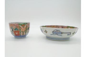 明治期　伊万里　色絵　金襴手　角冨　松鶴図　色彩鮮やかな吉祥図が目を引く蓋付き4寸(約12cm)碗&5寸(約15cm)深皿&3寸(約9cm)湯呑み3点セット(四寸、五寸、三寸、角富、向付、蕎麦猪口、和食器、和皿)(R-061968)