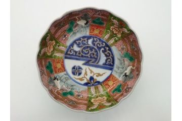 明治期　伊万里　色絵　金襴手　角冨　松鶴図　色彩鮮やかな吉祥図が目を引く蓋付き4寸(約12cm)碗&5寸(約15cm)深皿&3寸(約9cm)湯呑み3点セット(四寸、五寸、三寸、角富、向付、蕎麦猪口、和食器、和皿)(R-061968)