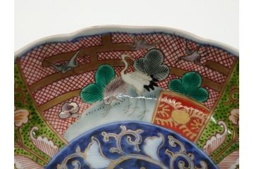 明治期　伊万里　色絵　金襴手　角冨　松鶴図　色彩鮮やかな吉祥図が目を引く蓋付き4寸(約12cm)碗&5寸(約15cm)深皿&3寸(約9cm)湯呑み3点セット(四寸、五寸、三寸、角富、向付、蕎麦猪口、和食器、和皿)(R-061968)