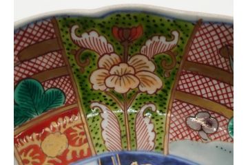 明治期　伊万里　色絵　金襴手　角冨　松鶴図　色彩鮮やかな吉祥図が目を引く蓋付き4寸(約12cm)碗&5寸(約15cm)深皿&3寸(約9cm)湯呑み3点セット(四寸、五寸、三寸、角富、向付、蕎麦猪口、和食器、和皿)(R-061968)
