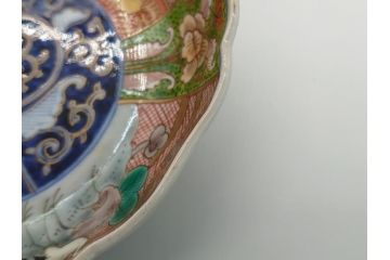 明治期　伊万里　色絵　金襴手　角冨　松鶴図　色彩鮮やかな吉祥図が目を引く蓋付き4寸(約12cm)碗&5寸(約15cm)深皿&3寸(約9cm)湯呑み3点セット(四寸、五寸、三寸、角富、向付、蕎麦猪口、和食器、和皿)(R-061968)