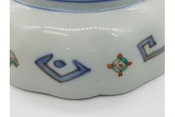 明治期　伊万里　色絵　金襴手　角冨　松鶴図　色彩鮮やかな吉祥図が目を引く蓋付き4寸(約12cm)碗&5寸(約15cm)深皿&3寸(約9cm)湯呑み3点セット(四寸、五寸、三寸、角富、向付、蕎麦猪口、和食器、和皿)(R-061968)