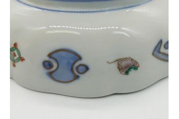 明治期　伊万里　色絵　金襴手　角冨　松鶴図　色彩鮮やかな吉祥図が目を引く蓋付き4寸(約12cm)碗&5寸(約15cm)深皿&3寸(約9cm)湯呑み3点セット(四寸、五寸、三寸、角富、向付、蕎麦猪口、和食器、和皿)(R-061968)