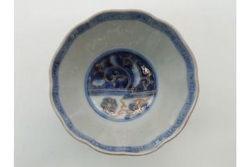 明治期　伊万里　色絵　金襴手　角冨　松鶴図　色彩鮮やかな吉祥図が目を引く蓋付き4寸(約12cm)碗&5寸(約15cm)深皿&3寸(約9cm)湯呑み3点セット(四寸、五寸、三寸、角富、向付、蕎麦猪口、和食器、和皿)(R-061968)