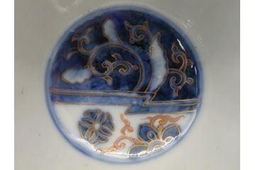 明治期　伊万里　色絵　金襴手　角冨　松鶴図　色彩鮮やかな吉祥図が目を引く蓋付き4寸(約12cm)碗&5寸(約15cm)深皿&3寸(約9cm)湯呑み3点セット(四寸、五寸、三寸、角富、向付、蕎麦猪口、和食器、和皿)(R-061968)