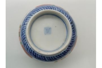 明治期　伊万里　色絵　金襴手　角冨　松鶴図　色彩鮮やかな吉祥図が目を引く蓋付き4寸(約12cm)碗&5寸(約15cm)深皿&3寸(約9cm)湯呑み3点セット(四寸、五寸、三寸、角富、向付、蕎麦猪口、和食器、和皿)(R-061968)