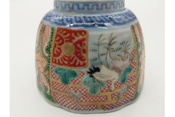 明治期　伊万里　色絵　金襴手　角冨　松鶴図　色彩鮮やかな吉祥図が目を引く蓋付き4寸(約12cm)碗&5寸(約15cm)深皿&3寸(約9cm)湯呑み3点セット(四寸、五寸、三寸、角富、向付、蕎麦猪口、和食器、和皿)(R-061968)