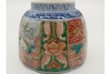 明治期　伊万里　色絵　金襴手　角冨　松鶴図　色彩鮮やかな吉祥図が目を引く蓋付き4寸(約12cm)碗&5寸(約15cm)深皿&3寸(約9cm)湯呑み3点セット(四寸、五寸、三寸、角富、向付、蕎麦猪口、和食器、和皿)(R-061968)
