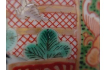 明治期　伊万里　色絵　金襴手　角冨　松鶴図　色彩鮮やかな吉祥図が目を引く蓋付き4寸(約12cm)碗&5寸(約15cm)深皿&3寸(約9cm)湯呑み3点セット(四寸、五寸、三寸、角富、向付、蕎麦猪口、和食器、和皿)(R-061968)