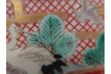 明治期　伊万里　色絵　金襴手　角冨　松鶴図　色彩鮮やかな吉祥図が目を引く蓋付き4寸(約12cm)碗&5寸(約15cm)深皿&3寸(約9cm)湯呑み3点セット(四寸、五寸、三寸、角富、向付、蕎麦猪口、和食器、和皿)(R-061968)