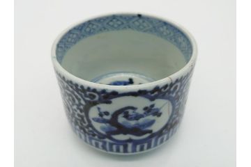 江戸期　染付　梅文　蛸唐草　職人による丁寧な絵付けに魅了される猪口(大・小)2客セット(松竹梅、和食器)(R-061970)