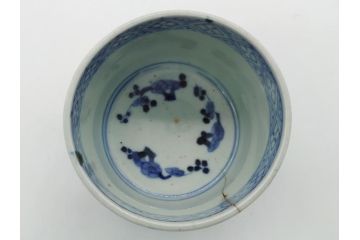 江戸期　染付　梅文　蛸唐草　職人による丁寧な絵付けに魅了される猪口(大・小)2客セット(松竹梅、和食器)(R-061970)