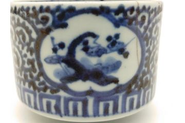 江戸期　染付　梅文　蛸唐草　職人による丁寧な絵付けに魅了される猪口(大・小)2客セット(松竹梅、和食器)(R-061970)