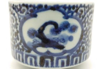 江戸期　染付　梅文　蛸唐草　職人による丁寧な絵付けに魅了される猪口(大・小)2客セット(松竹梅、和食器)(R-061970)
