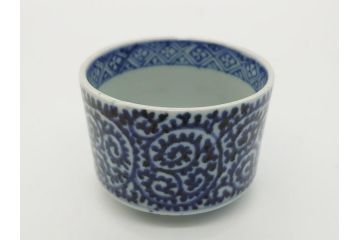 江戸期　染付　梅文　蛸唐草　職人による丁寧な絵付けに魅了される猪口(大・小)2客セット(松竹梅、和食器)(R-061970)