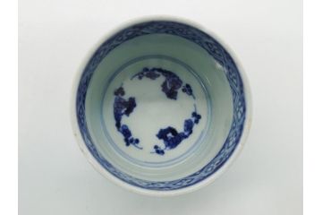 江戸期　染付　梅文　蛸唐草　職人による丁寧な絵付けに魅了される猪口(大・小)2客セット(松竹梅、和食器)(R-061970)
