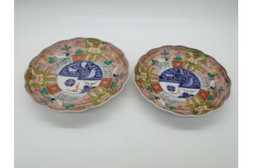 明治期　伊万里　色絵　金襴手　角冨　松鶴図　色彩鮮やかな吉祥図が目を引く皿(大8寸　約24cm・小7寸　約21.5cm)2枚セット(八寸、七寸、角富、和食器、和皿)(R-061971)
